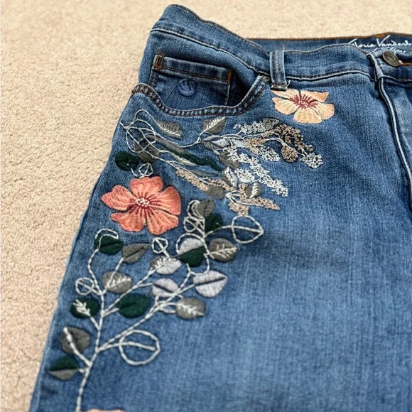 Gloria Vanderbilt Blue Straight Mom Jeans with Floral Embroidery Size 12 - Picture 4 of 6